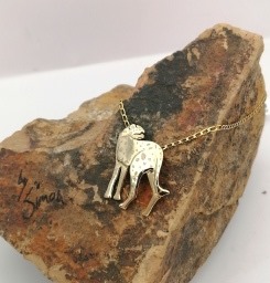 9ct Cheetah Looking Back Gold Pendant - Image 2